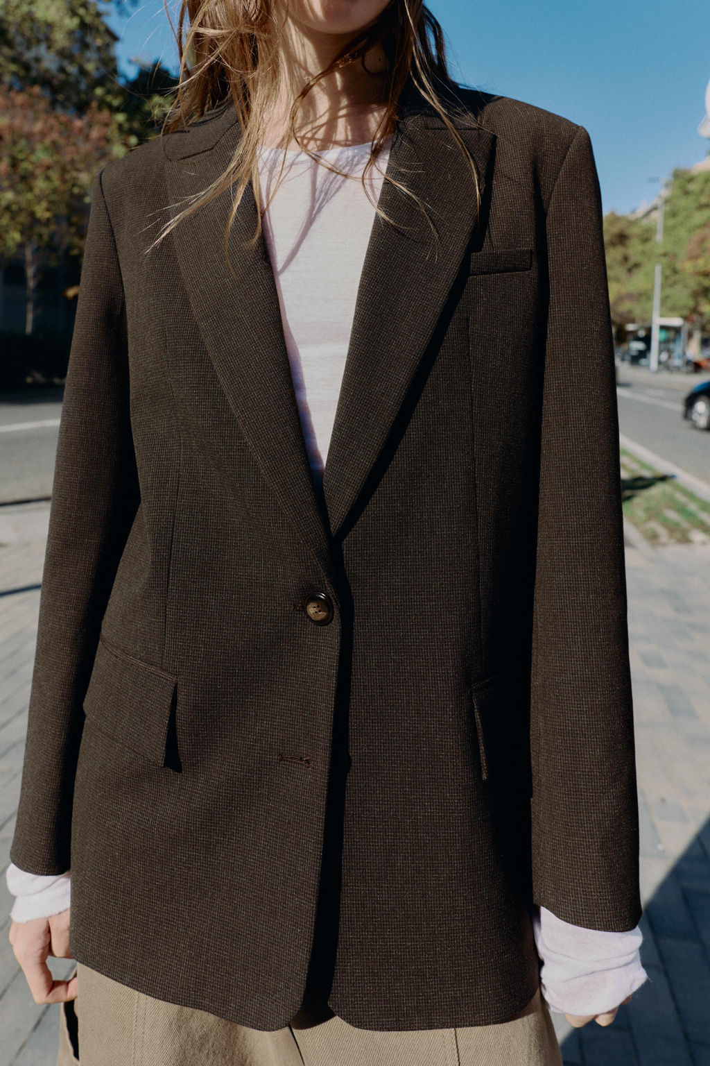 BLAZER WITH SHOULDER PADS AND BACK BUTTON DETAIL - Zara фото 2