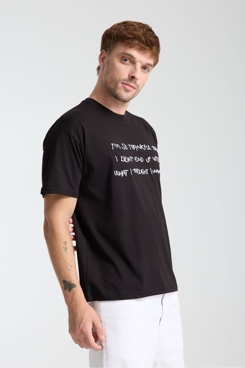 TRENDYOL MAN Siyah Oversize/Genis Kesim Yaz? Nak?sl? %100 Pamuk T-Shirt TMNSS25TS00203