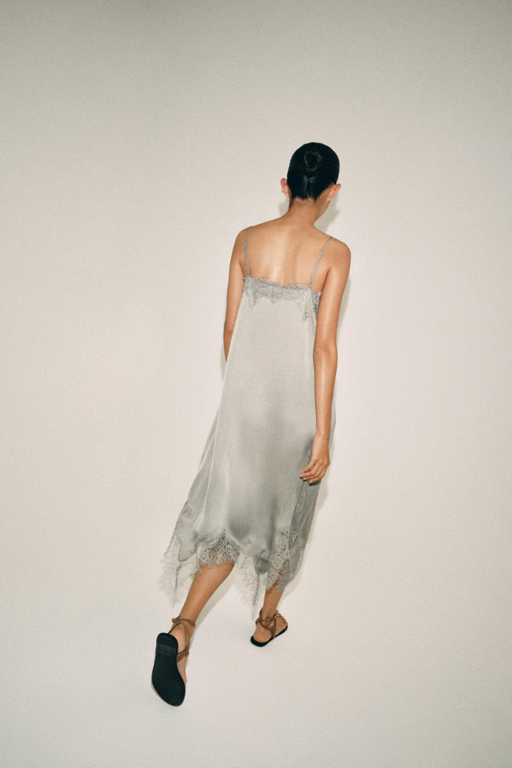 VESTIDO MIDI ENCAJE ZW COLLECTION / Gris medio - Zara фото 3