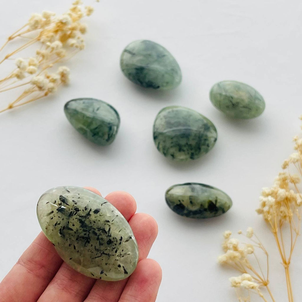 Галтовка из Пренита с включением Эпидота - Радуга самоцветов фото 3