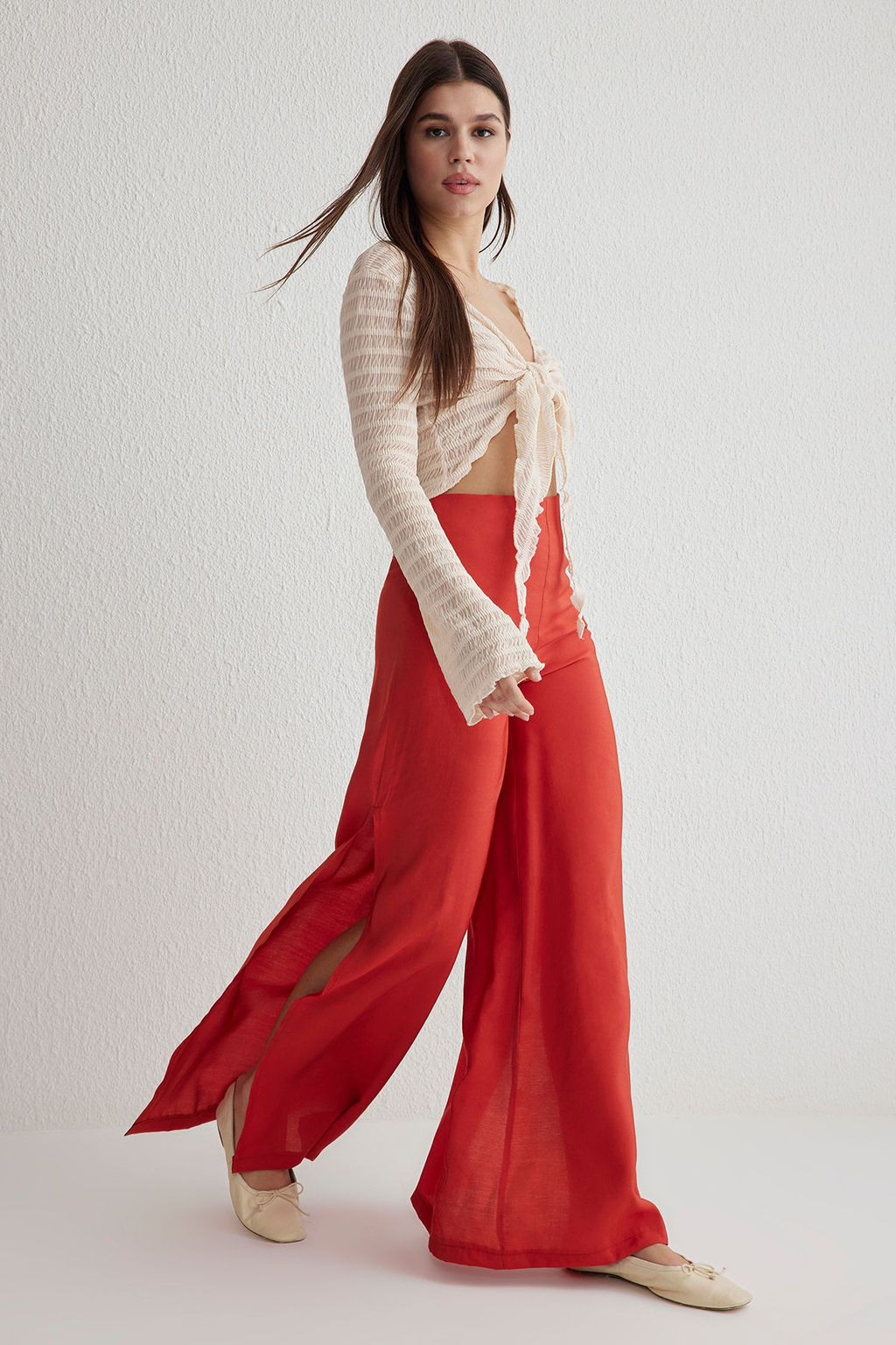 TRENDYOLMILLA K?rm?z? Modal Wide Leg / Genis Paca Yuksek Bel Y?rtmacl? Dokuma Pantolon TWOSS25PL00006