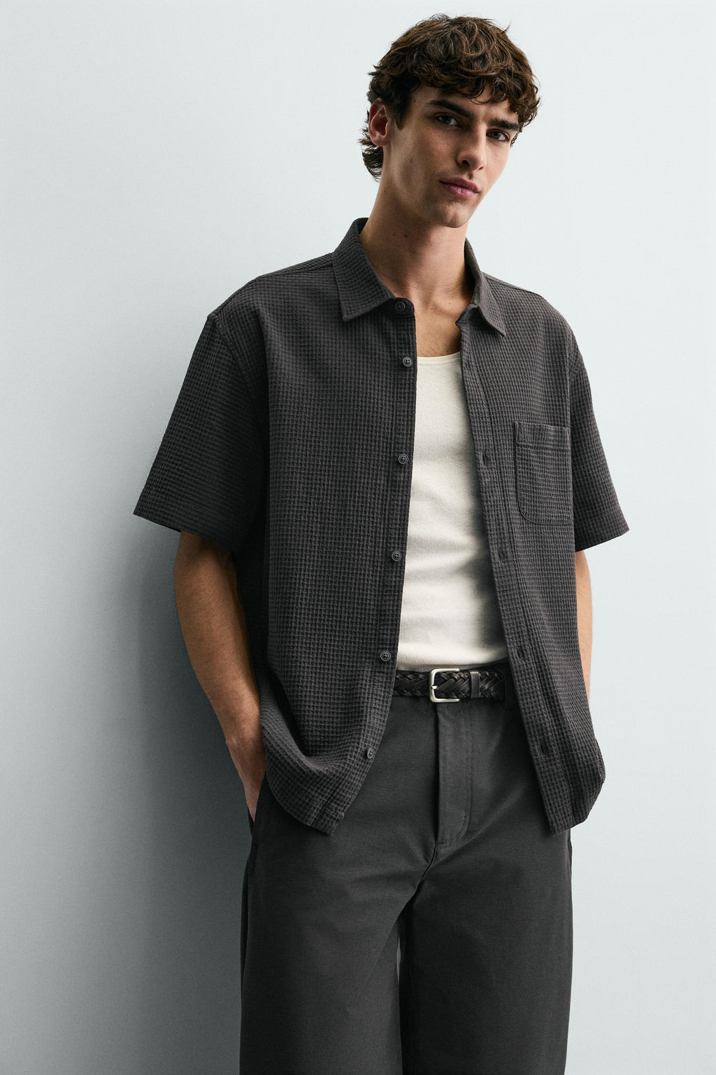 CAMISA ESTRUCTURA BOLSILLO / Gris / Tostado