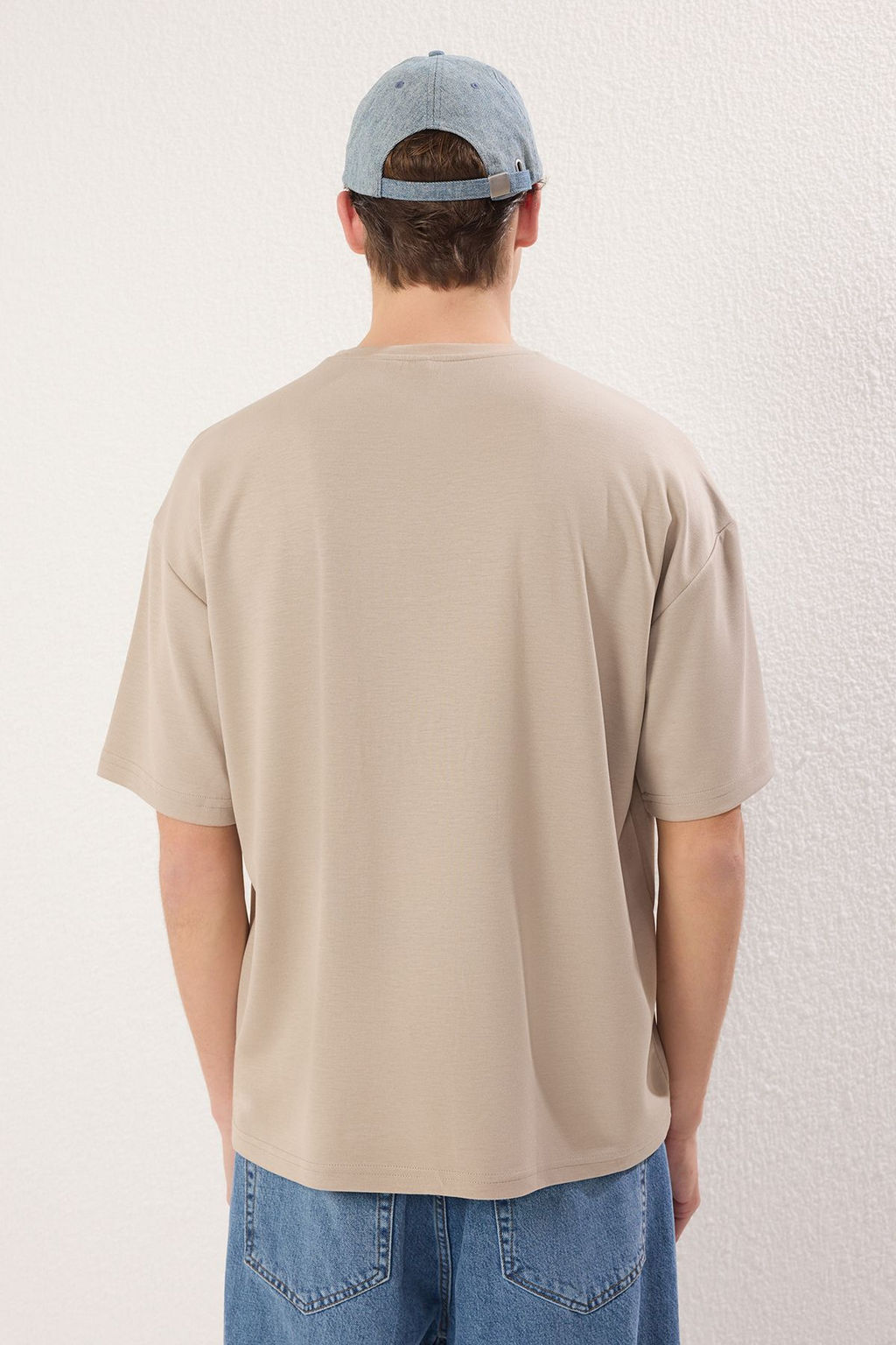 TRENDYOL MAN Siyah Oversize/Genis Kesim Metal Etiket Detayl? Yumusak Doku Interlok Kumas T-Shirt TMNSS25TS00105 - Trendyolmilla фото 2