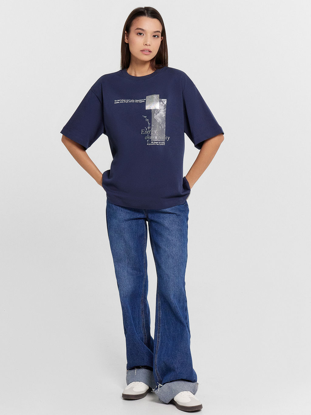 Футболка женская синяя с принтом Energy creates reality глубокий синий +печать1 112961 - Mark formelle фото 3