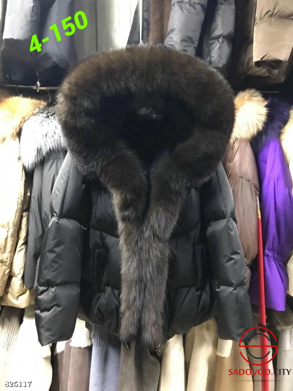 Зимняя женская куртка с капюшоном и мехом