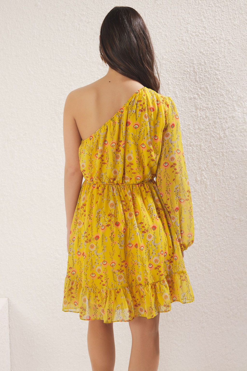 Sar? Cicekli Etegi Belden Ac?lan Tek Kol Sifon Ucus Ucus Dokuma Mini Elbise TWOSS25EL00442 - Trendyolmilla фото 4