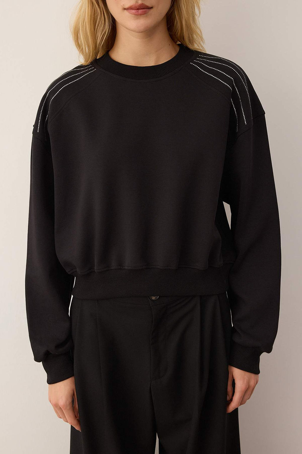 Siyah Soft Touch Serit Tas Akseusar Detayl? Bisiklet Yaka Orme Sweatshirt TWOAW26SW00224 - Trendyolmilla фото 3