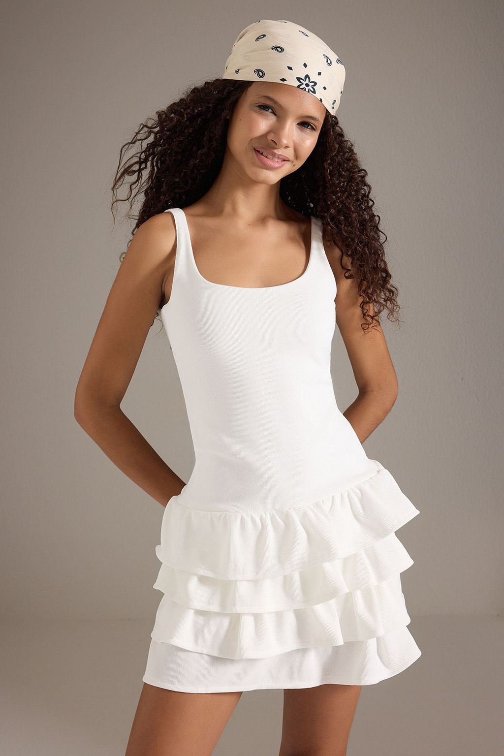 TRENDYOLMILLA Beyaz Duz Volanl? / F?rf?rl? Mini Esnek Orme Elbise TWOSS25EL00388