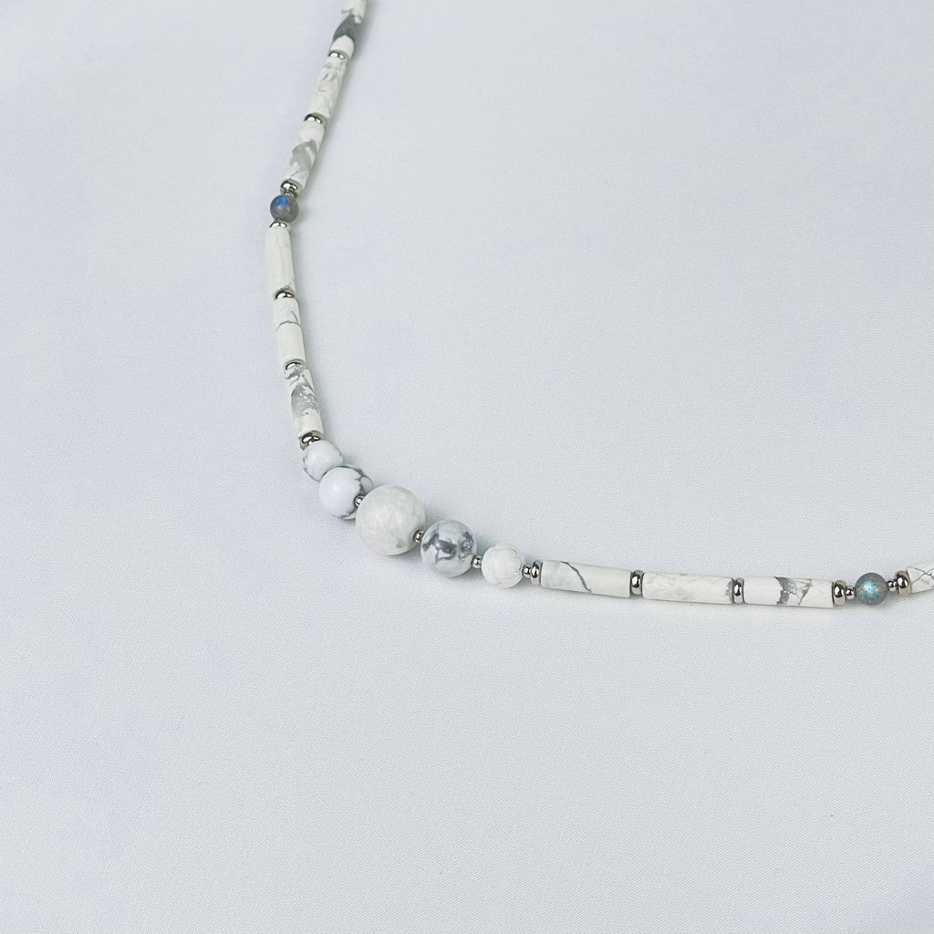 Колье из Говлита и Лабрадора 82 см