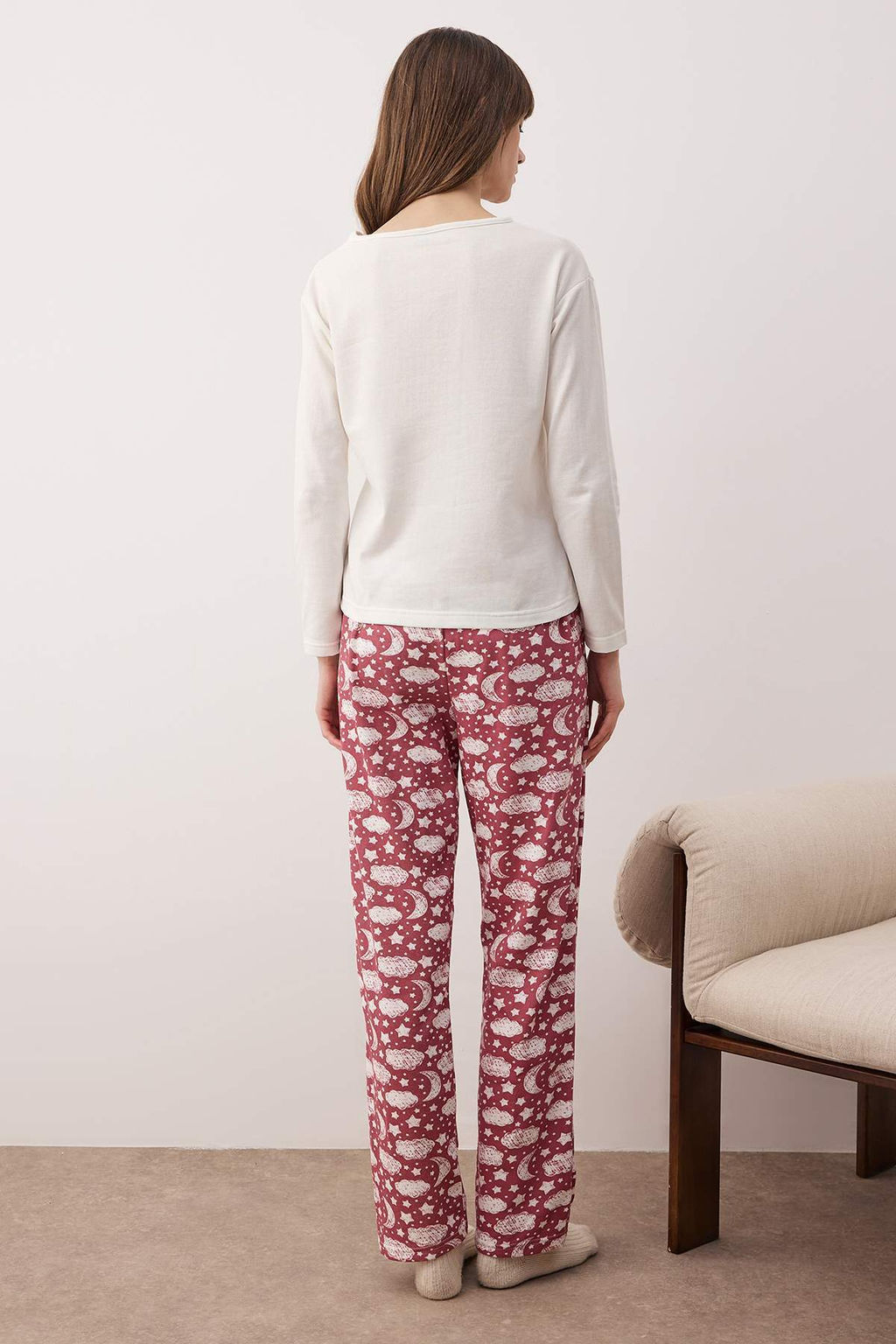 Trendyolmilla Beyaz Pamuklu Galaksi Desenli Sloganl? Uyku Bantl? Orme Pijama Tak?m? THMAW25PT00223 фото 27