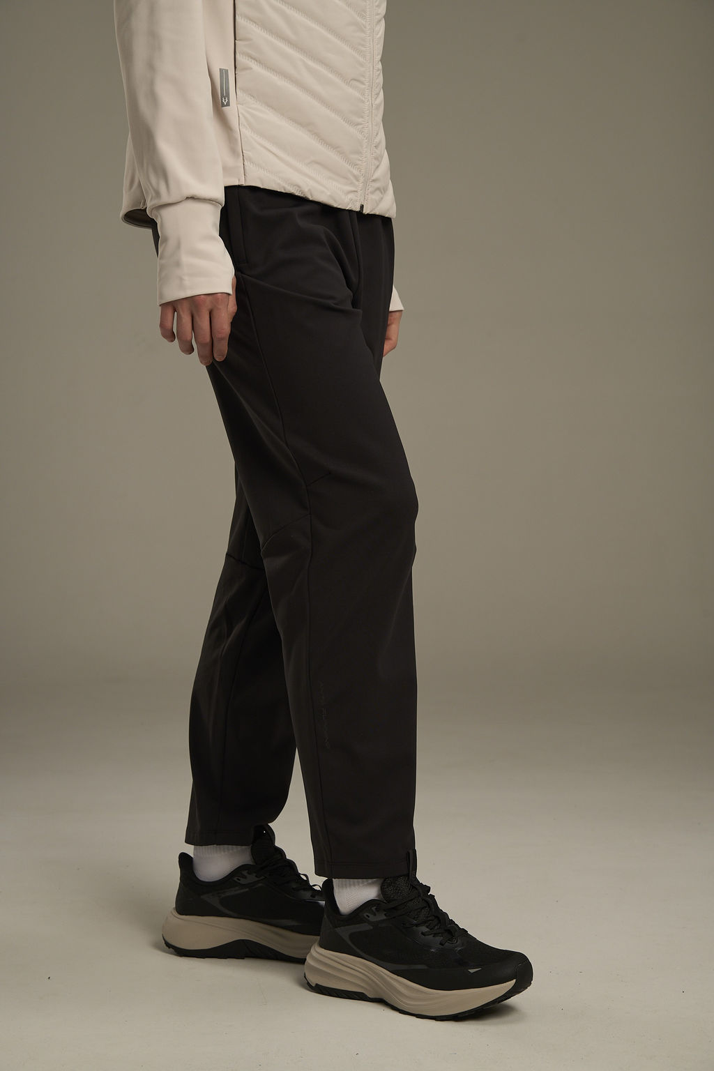 Брюки трикотажные утепленные Черный ANTA RUNNING Knit Track Pants