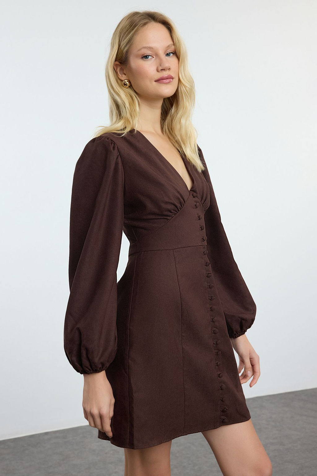 TRENDYOLMILLA Kahverengi Duz Mini Mini Balon Kollu V Yaka Suet Dokuma Elbise TWOAW24EL00583 фото 9