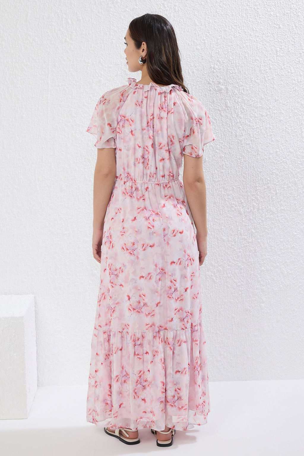 TRENDYOLMILLA Pembe Cicekli Etegi Belden Ac?lan Lastikli Maxi Dokuma Elbise TWOSS25EL00570  фото 4