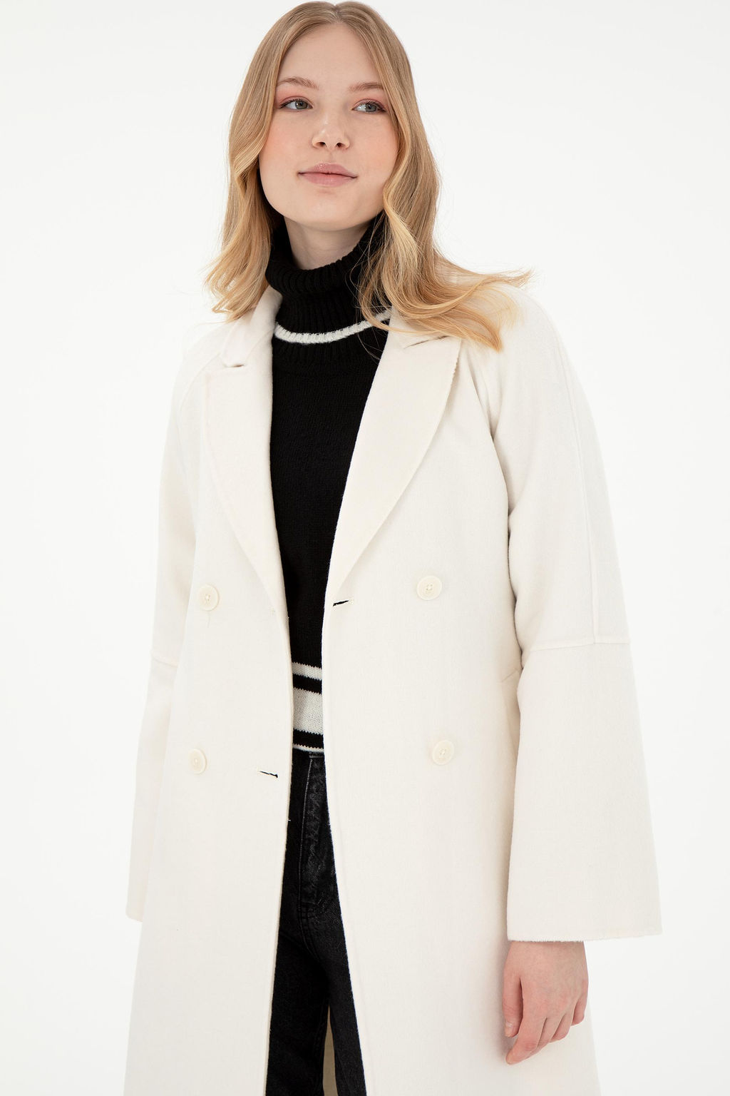 Женское кремовое пальто с вышивкой Неожиданная скидка в корзине