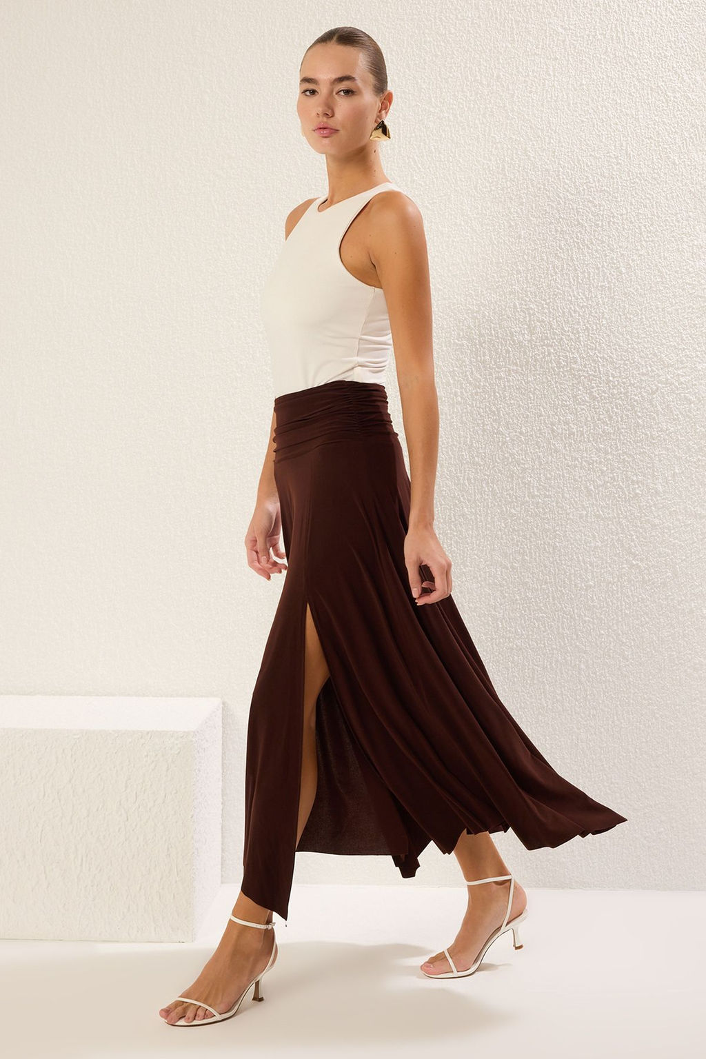 TRENDYOLMILLA Kahverengi Bel Detayl? Y?rtmacl? Esnek Orme Maxi Etek TWOSS25ET00068  фото 2