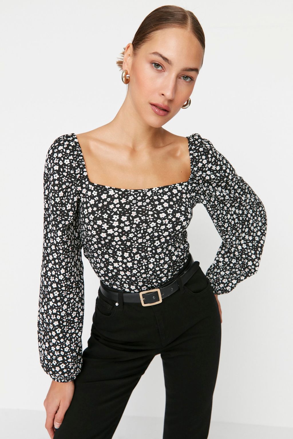 Trendyolmilla Siyah Cicek Desenli Fitted/Vucuda Oturan Kare Yaka Burumcuk/Dokulu Orme Bluz TWOAW22BZ0254 фото 2