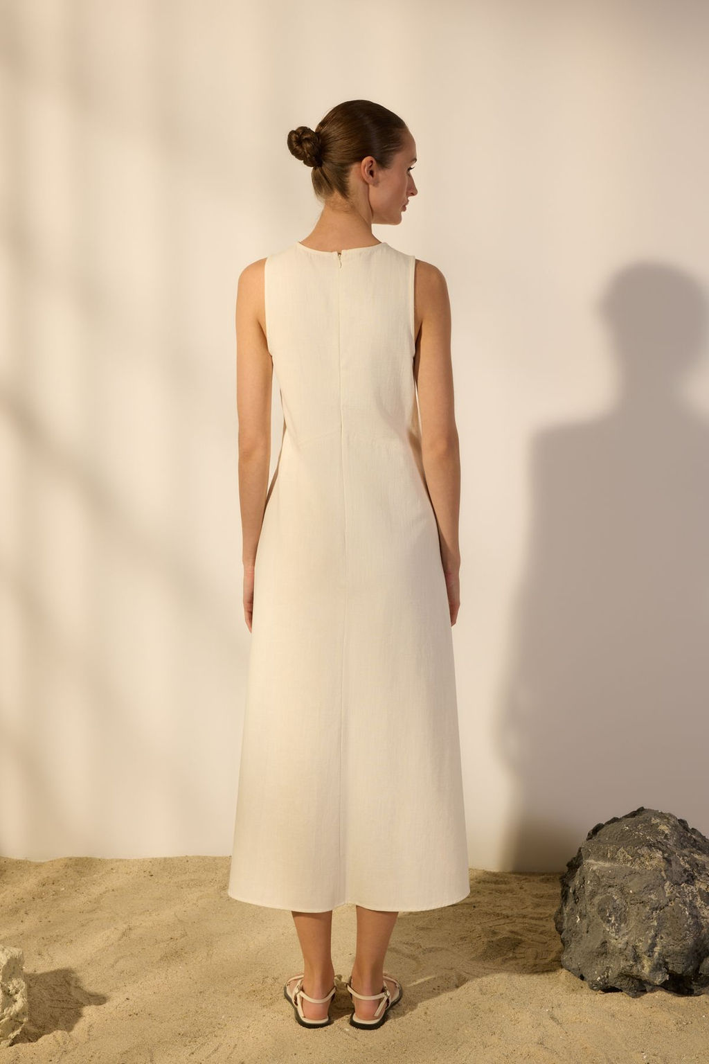 Trendyolmilla Kahverengi Keten Kar?s?ml? Duz Kesim Dikis ve Cep Detayl? Midi Dokuma Elbise TWOSS25EL00652 фото 4