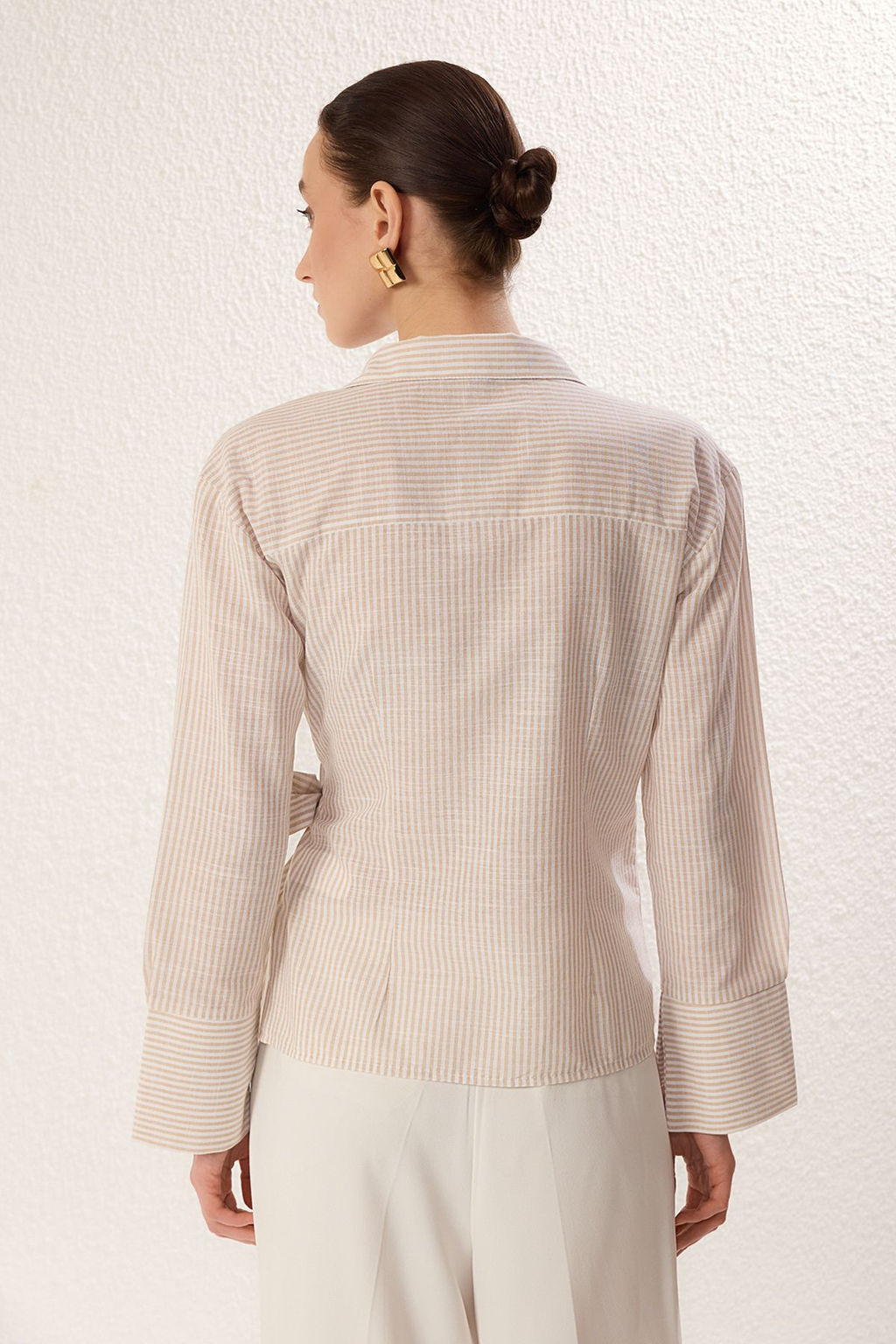 TRENDYOLMILLA Bej Yandan Baglama Detayl? Flaml? Pamuklu Regular Normal Kal?p Dokuma Gomlek TWOSS25GO00108  фото 5