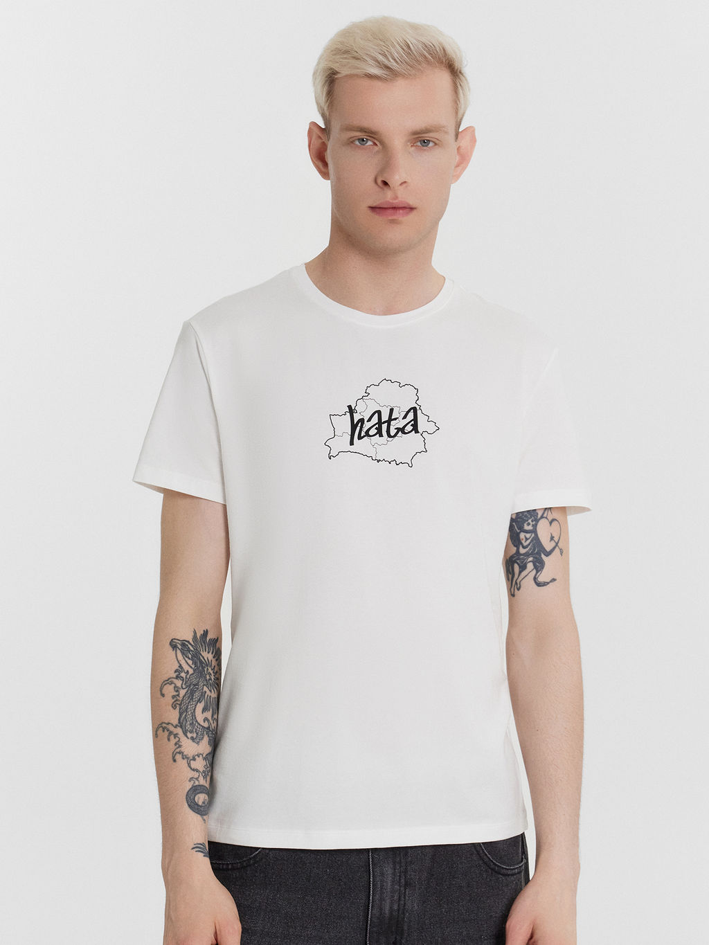 Футболка мужская белая с принтом и надписью "hata"
