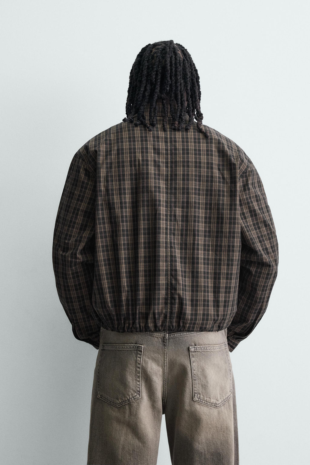 CAZADORA CROPPED FIT CUADROS / Negro / Marr?n