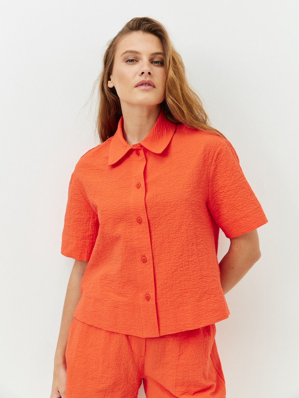 Укороченная рубашка из сжатого хлопка - TO BE ONE фото 4