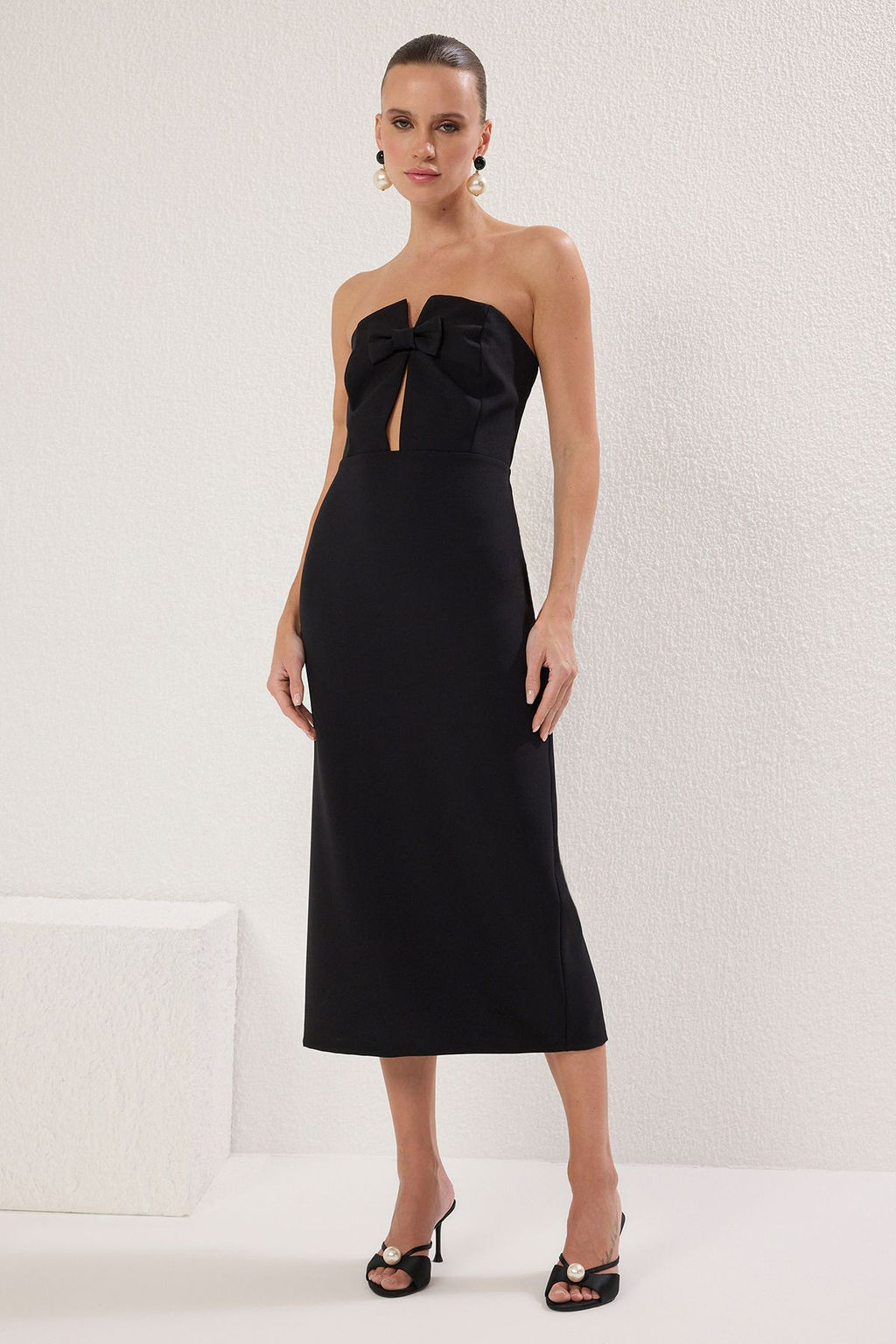 TRENDYOLMILLA Pembe Vucuda Oturan Straplez Fiyonklu Dokuma Midi S?k Elbise TPRSS25EL00244