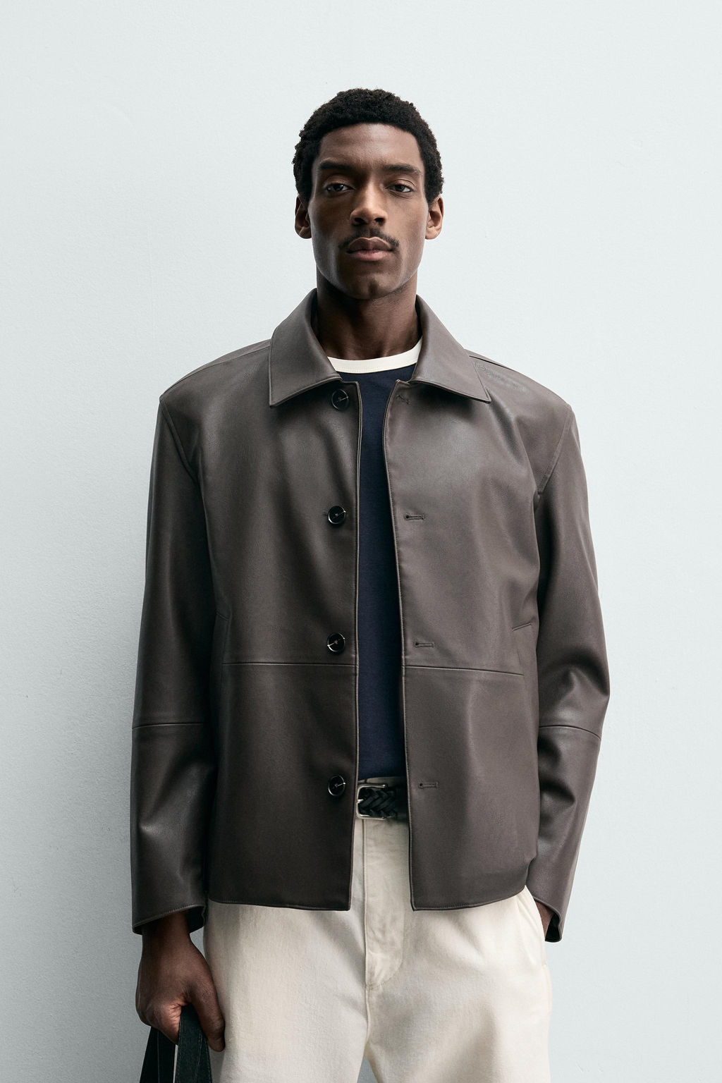 SOBRECAMISA REGULAR FIT EFECTO PIEL / Marr?n oscuro - Zara фото 2