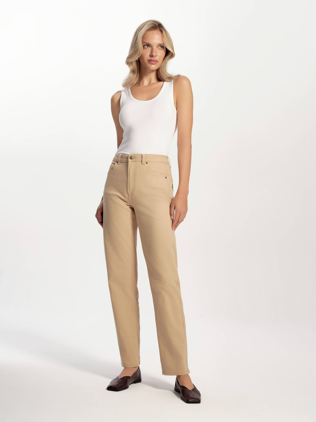 CONTE CON-767 Джинсы straight песочного цвета c геометрическими карманами camel - Conte elegant фото 2