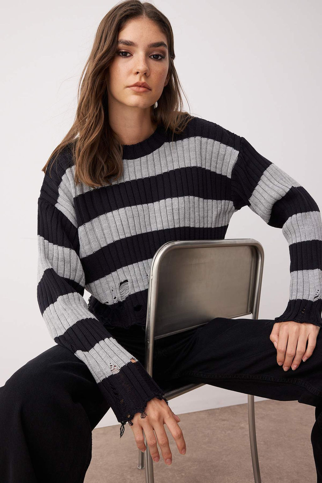 Ekru Crop Genis Kal?p Cizgili Ak?tma Detayl? Triko Kazak TWOAW24KZ00905 - Trendyolmilla фото 9