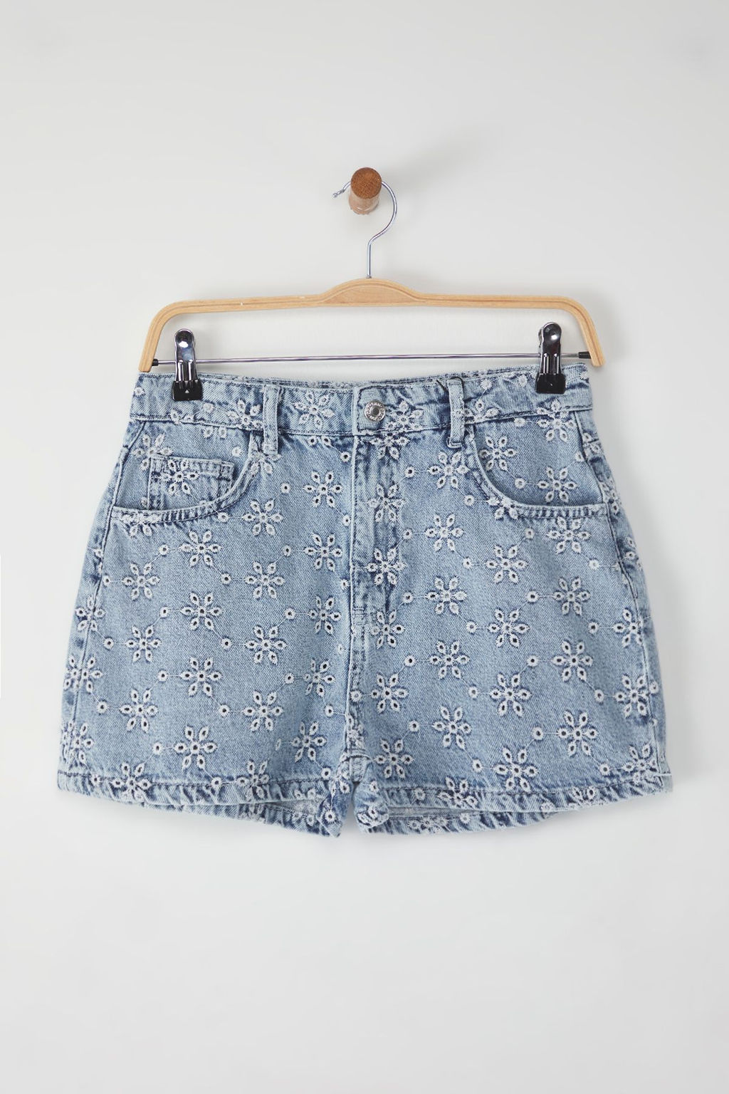 TRENDYOLMILLA Mavi Cicek Nak?sl? Yuksek Bel Denim Sort TWOSS25SR00059