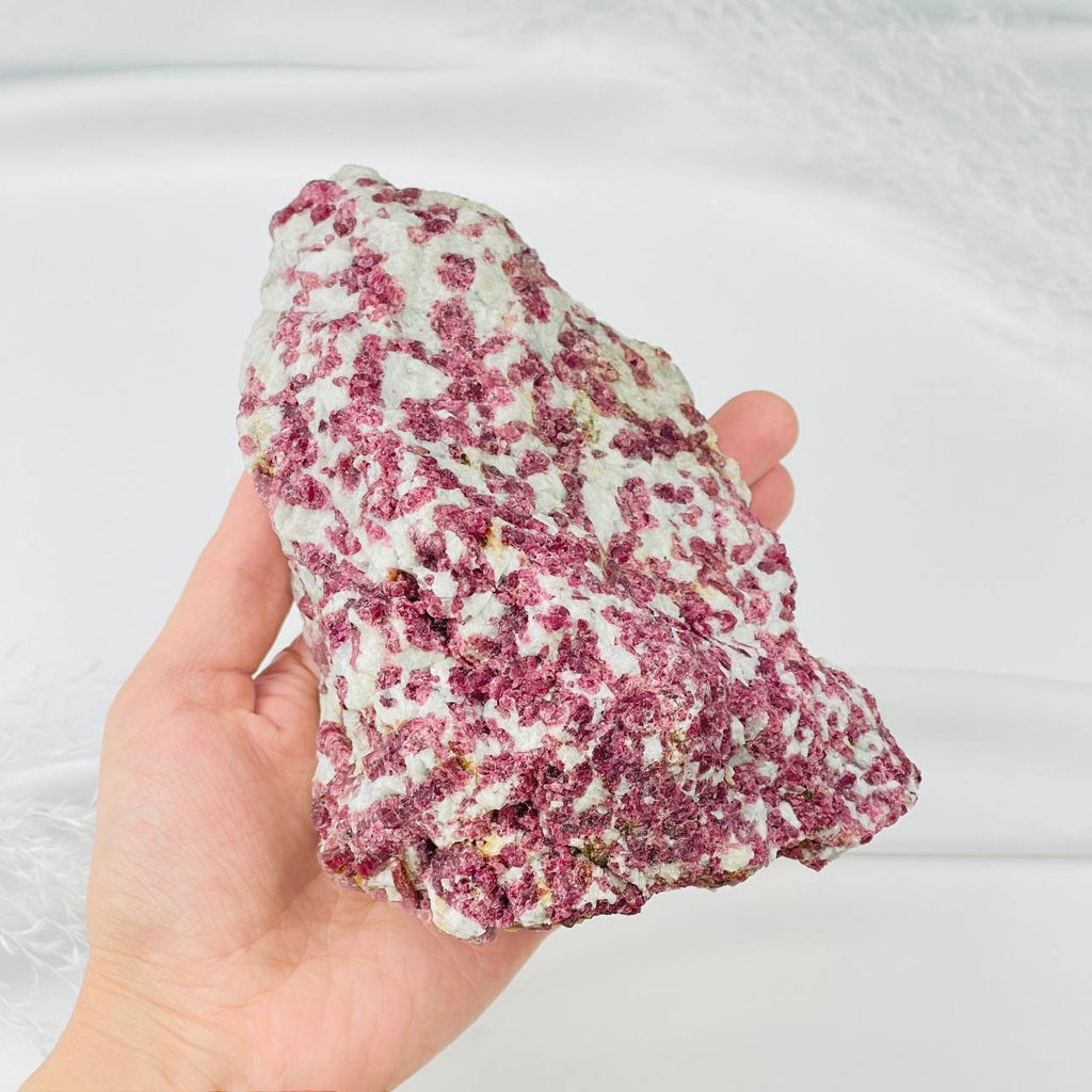 Турмалин необработанный на подставке