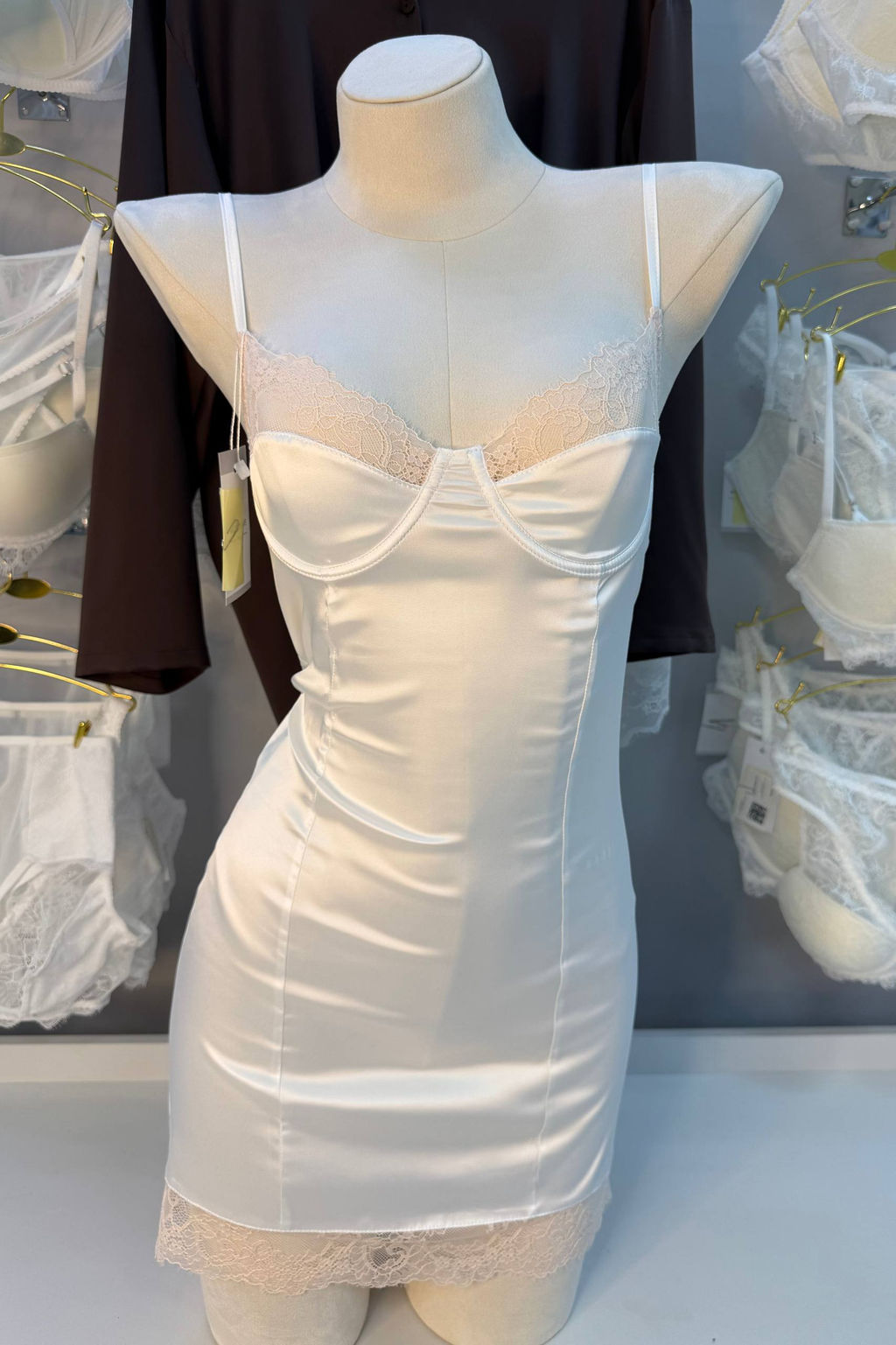 D0158 БЕЛАЯ СОРОЧКА С ПЕРСИКОВЫМ КРУЖЕВОМ