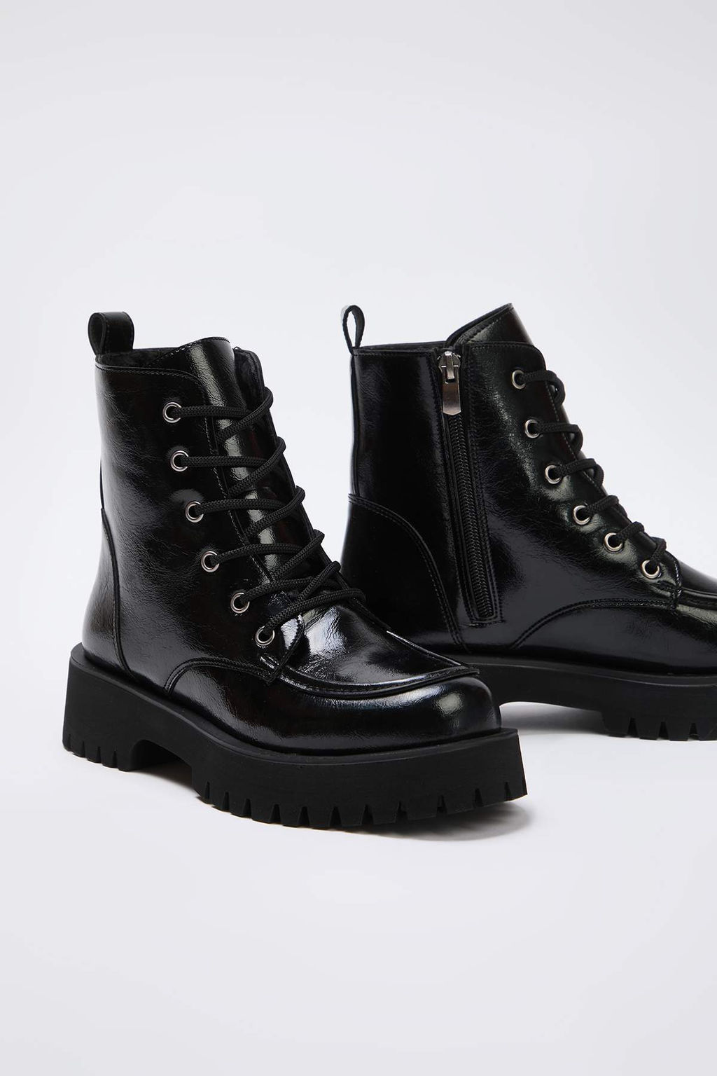 Siyah Kal?n Duz Taban Bagc?kl? Kad?n Postal Bot TAKAW26BO00117 - Trendyolmilla фото 7