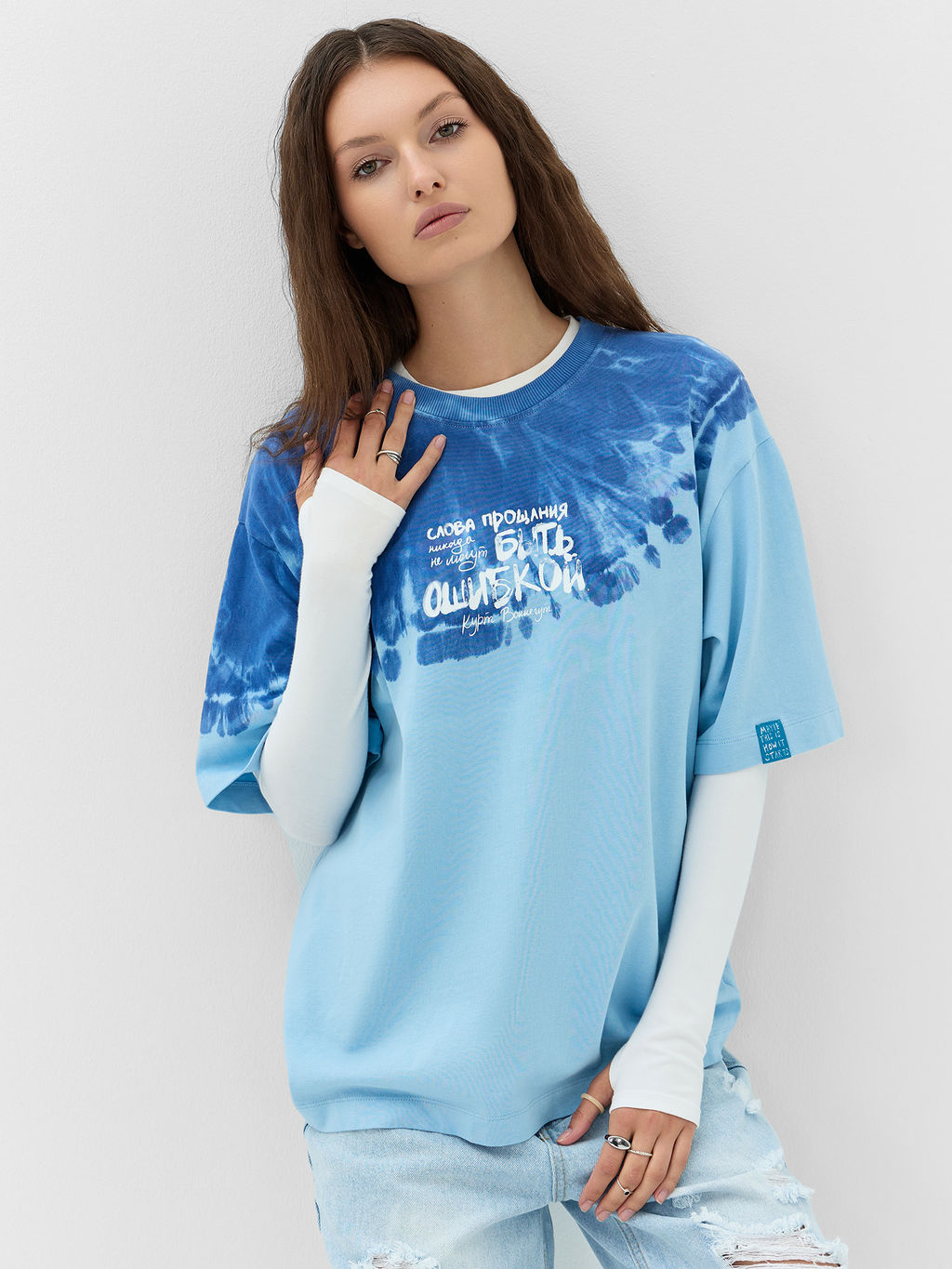 Футболка женская голубая с надписью Быть ошибкой - Mark formelle фото 7