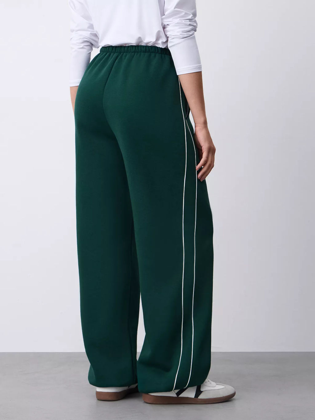Спортивные брюки с декоративными кантами