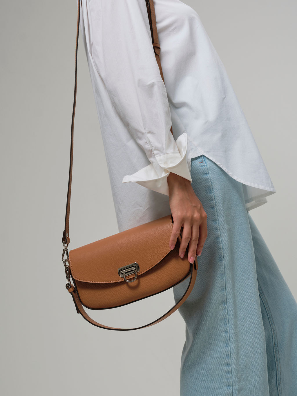 Сумка кожаная на плечо Azaro 31049 коричневый лист