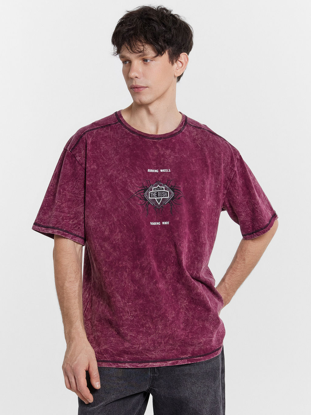 Футболка мужская красная с обработкой эйсид с надписью "The rush"