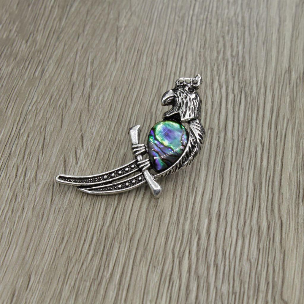 Брошь "Попугай на веточке" со вставкой из гелиотиса