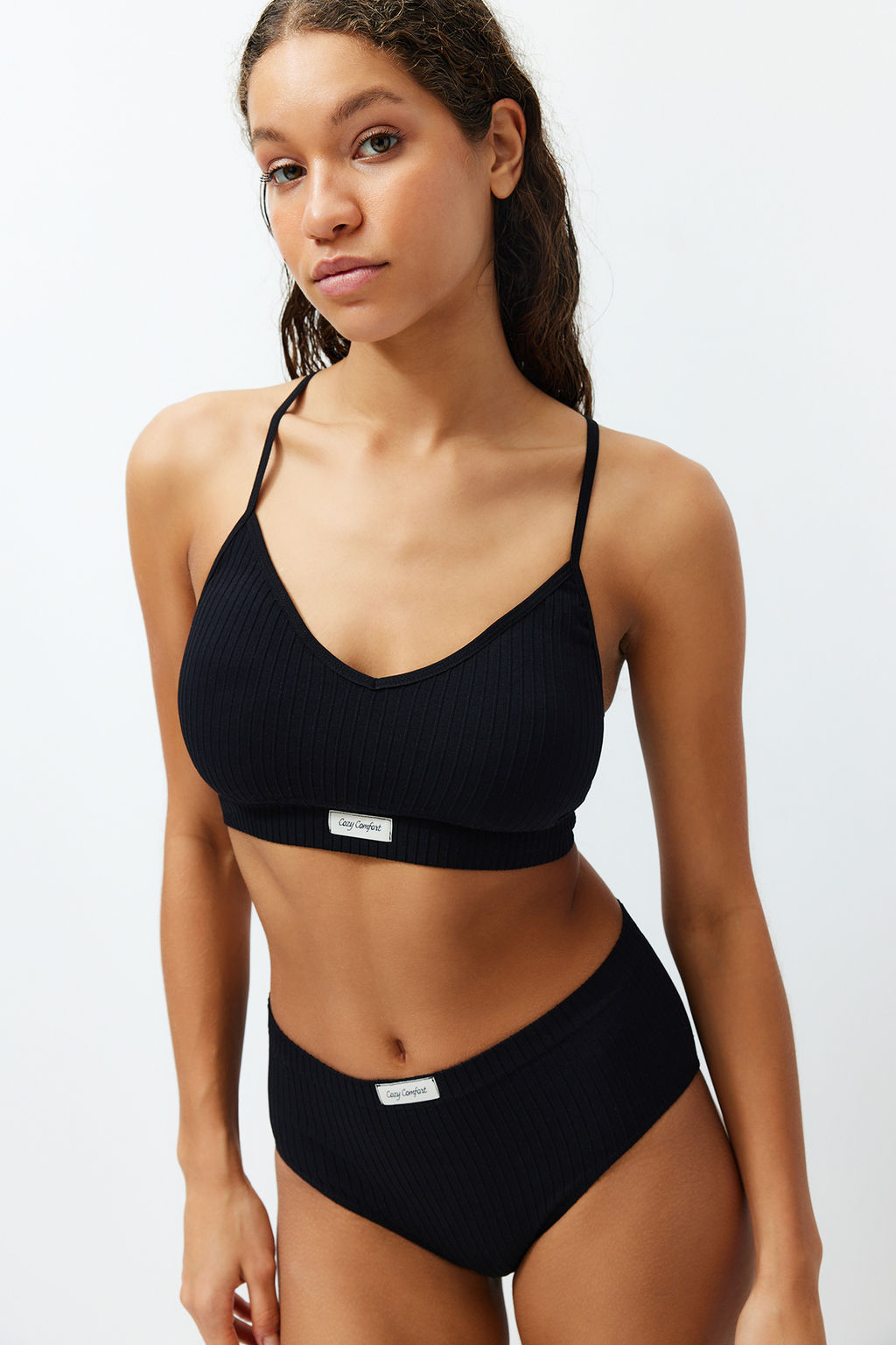 Trendyolmilla Siyah Seamless/Dikissiz Etiketli Ip Ask?l? Balensiz Kapl? Orme Ic Camas?r? Tak?m? THMSS24CC00024