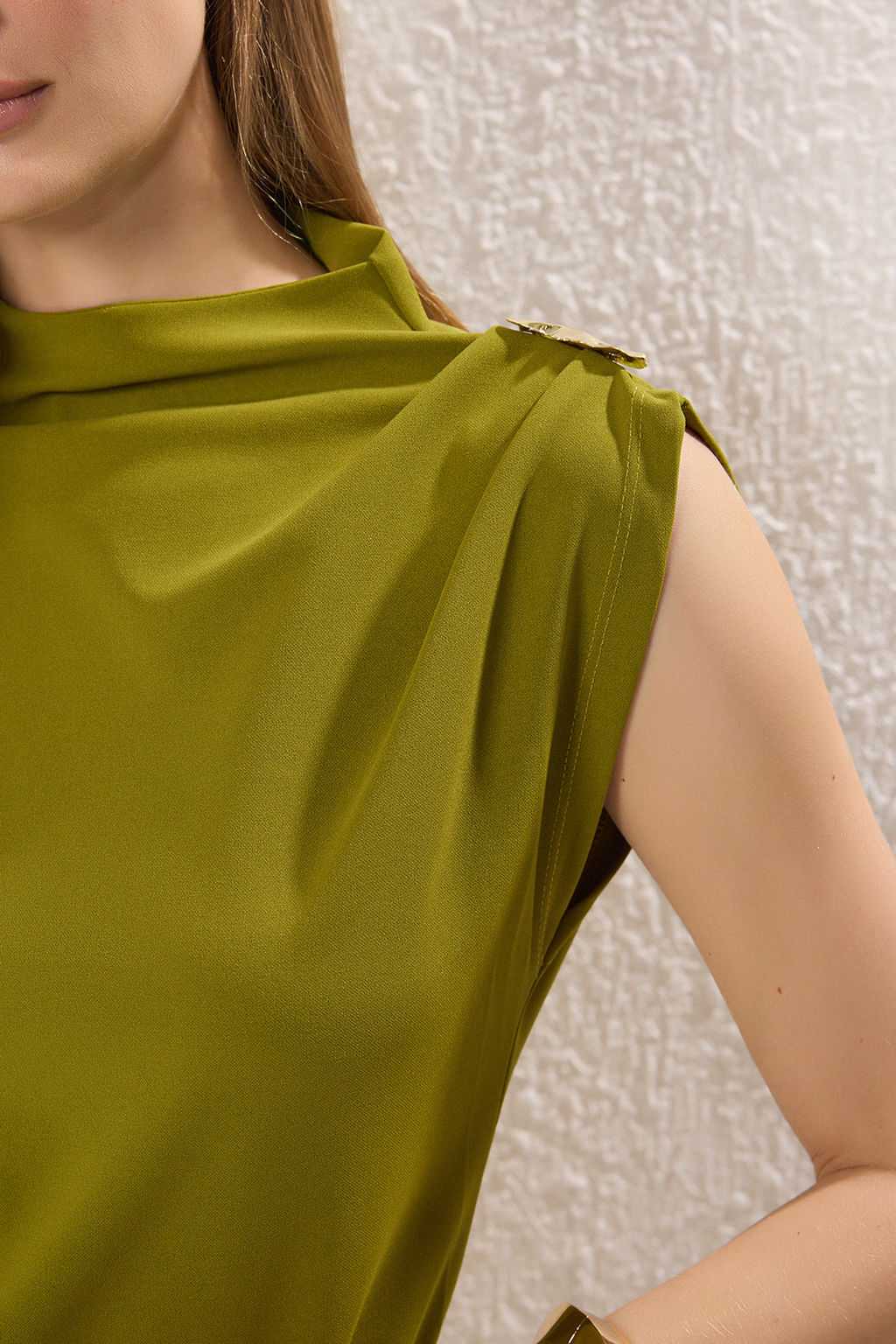 Yag Yesili Fitted/Vucuda Oturan Aksesuar Detayl? Drapeli Esnek Orme Bluz TWOSS25BZ00044