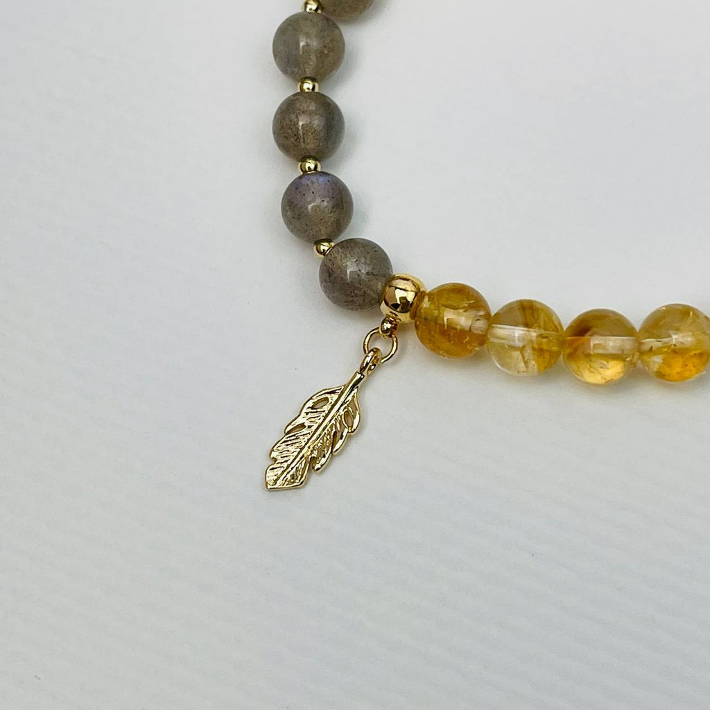 Браслет из Цитрина и Лабрадора с подвеской "Перо"