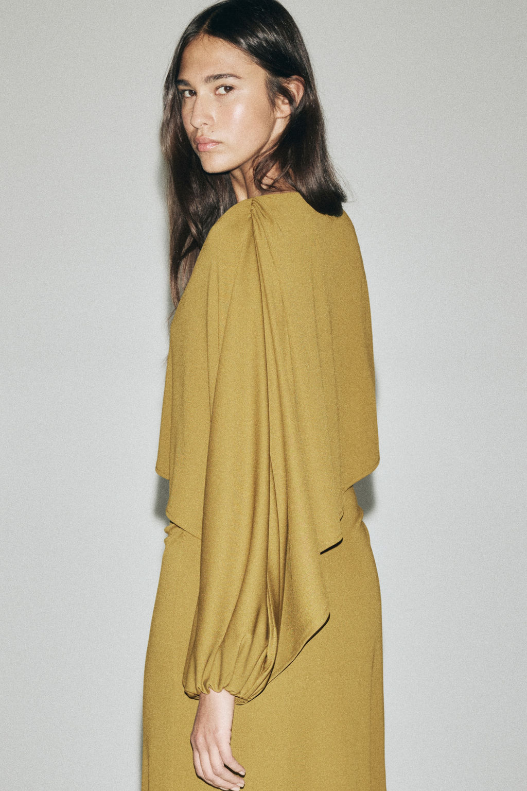 Vestido drapeado con capa decorativa - H&m фото 2