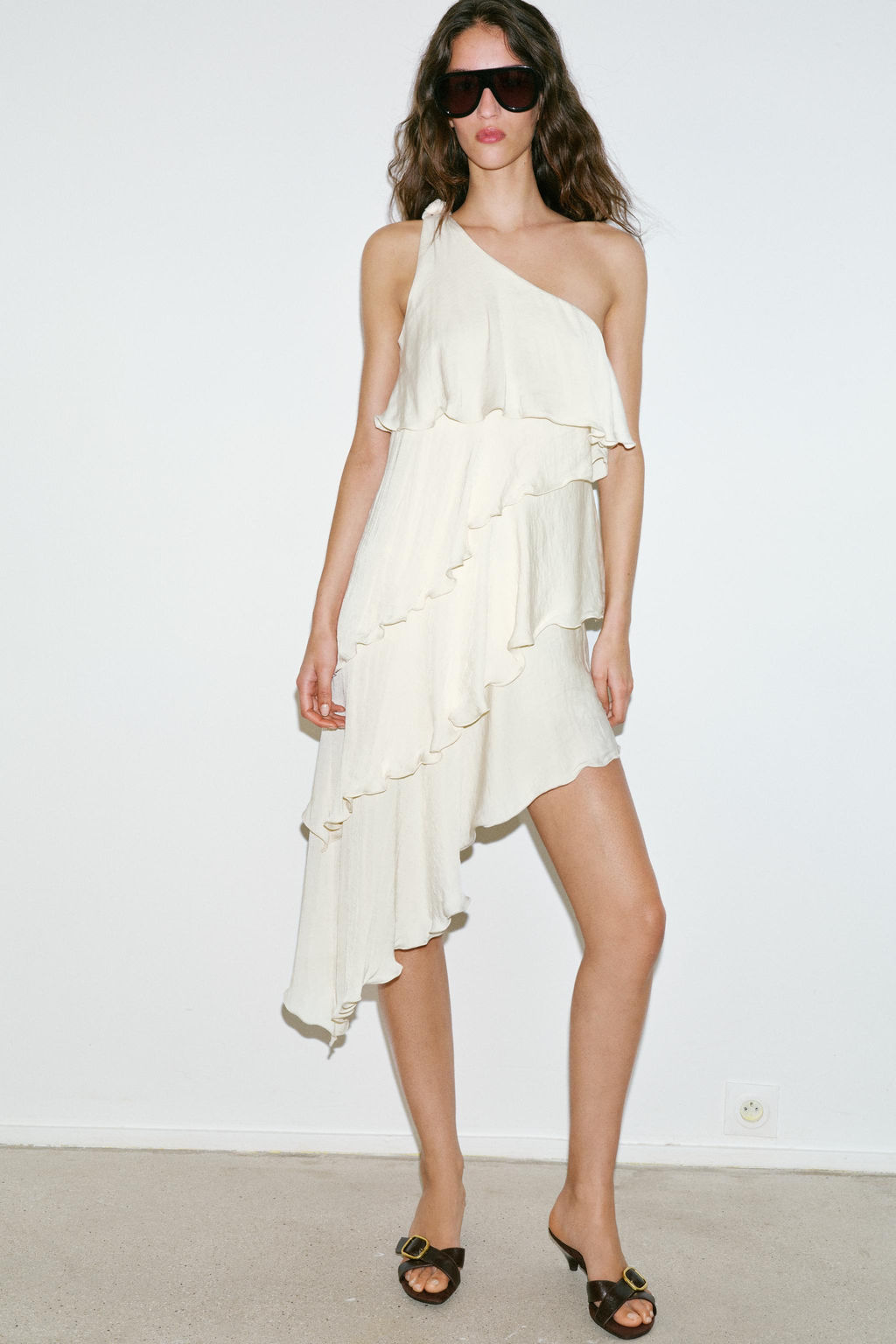 VESTIDO VOLANTES NUDO / Crudo