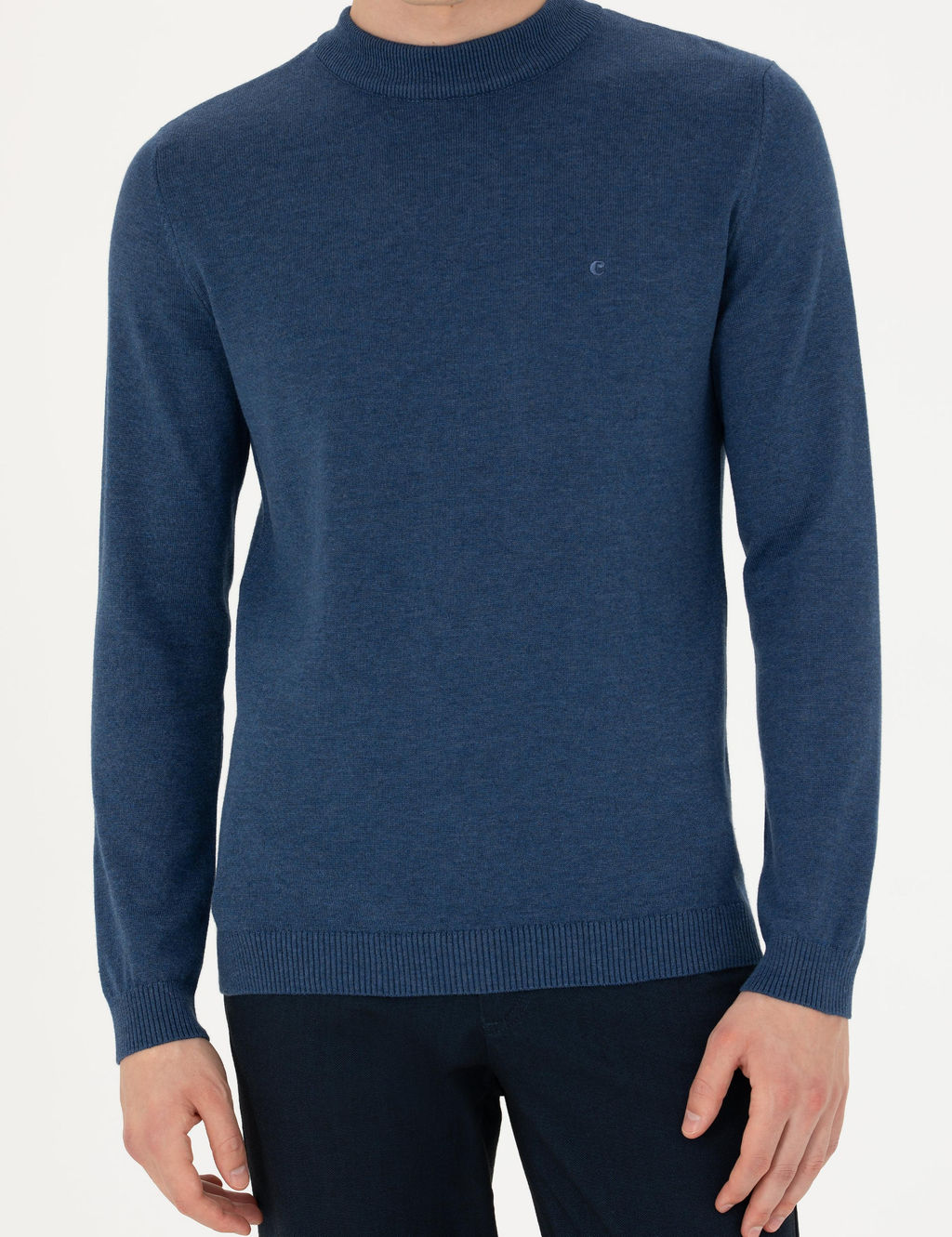 Базовый трикотажный свитер стандартного кроя цвета индиго с четверть-черепаховым воротником
