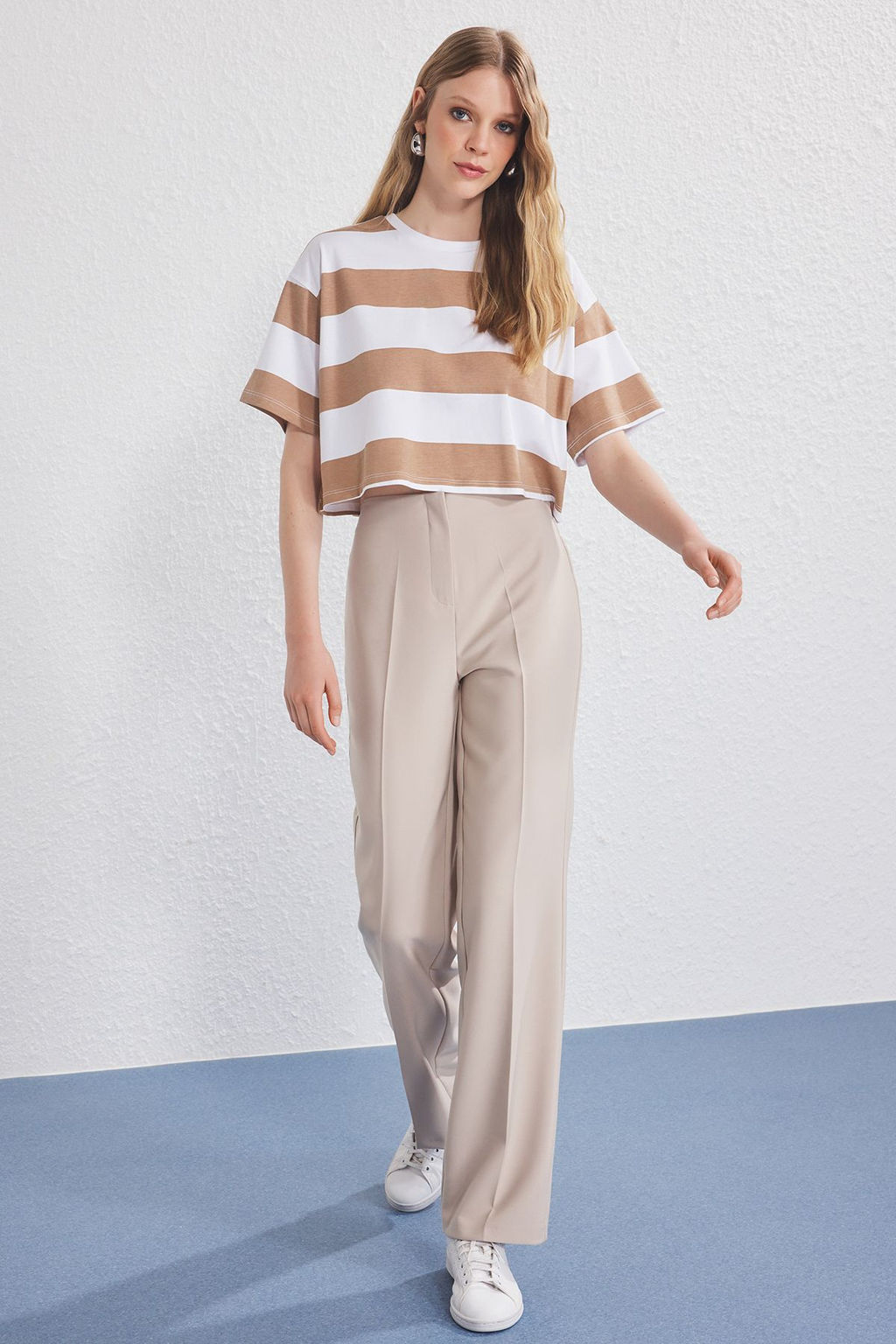 TRENDYOLMILLA Bej Arka Beli Lastikli Straight/Duz Kesim Dokuma Pantolon TWOSS25PL00102