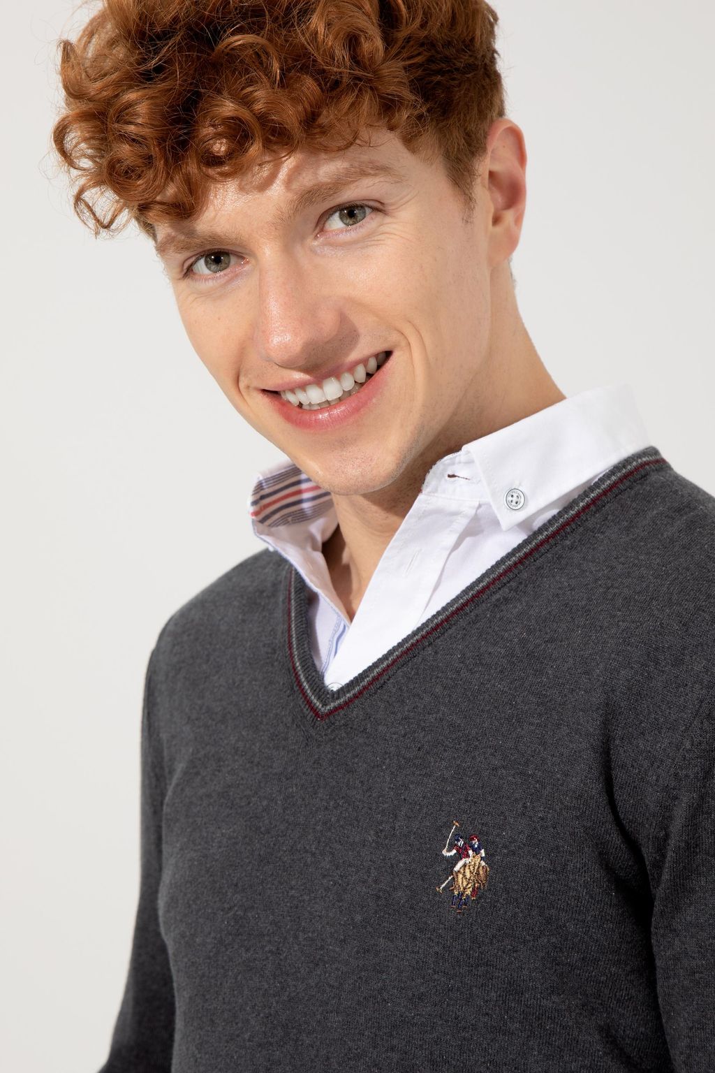 U. S. Polo Assn Мужской базовый трикотажный свитер антрацитового цвета с v-образным вырезом - U.s. polo assn фото 2