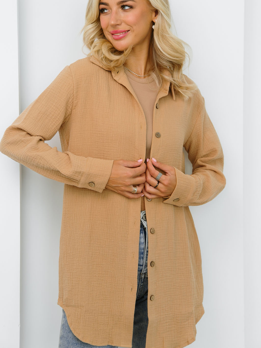 Женская муслиновая удлиненная рубашка бежевая - Krumpy фото 4