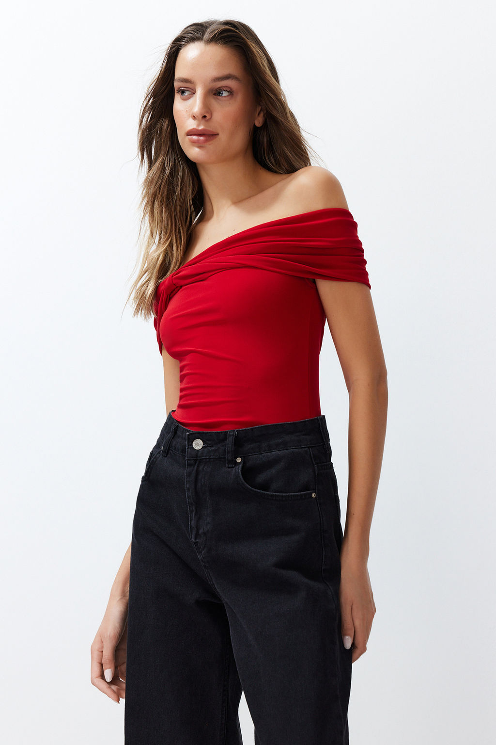 Trendyolmilla Siyah Carmen Yaka Vucuda Oturan Esnek Crop Orme Madonna Yaka Bluz TWOSS24BZ00368  фото 3