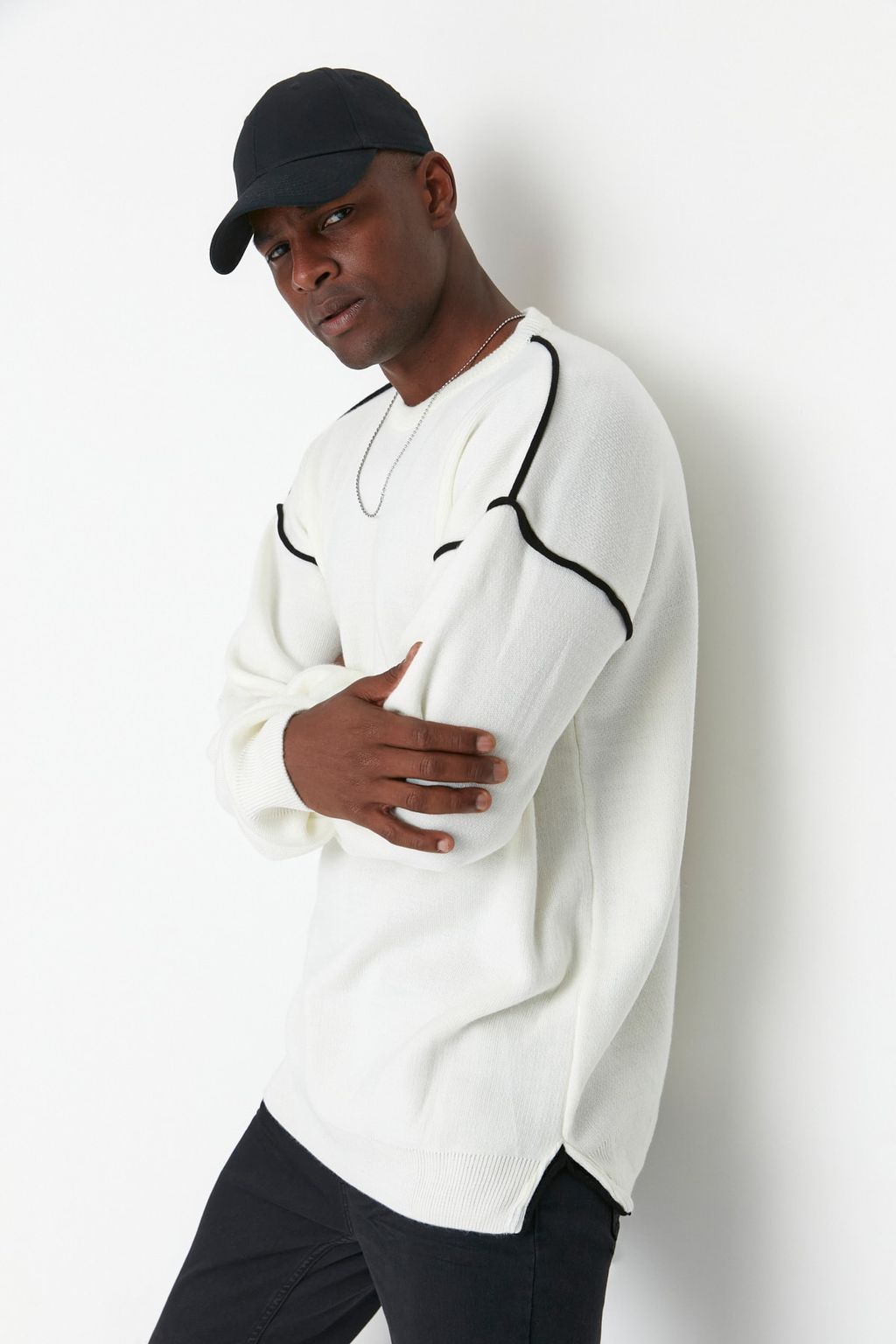 TRENDYOL MAN Siyah Oversize Bisiklet Yaka Biye Detayl? Triko Kazak TMNAW22KZ0142 - Trendyolmilla фото 4