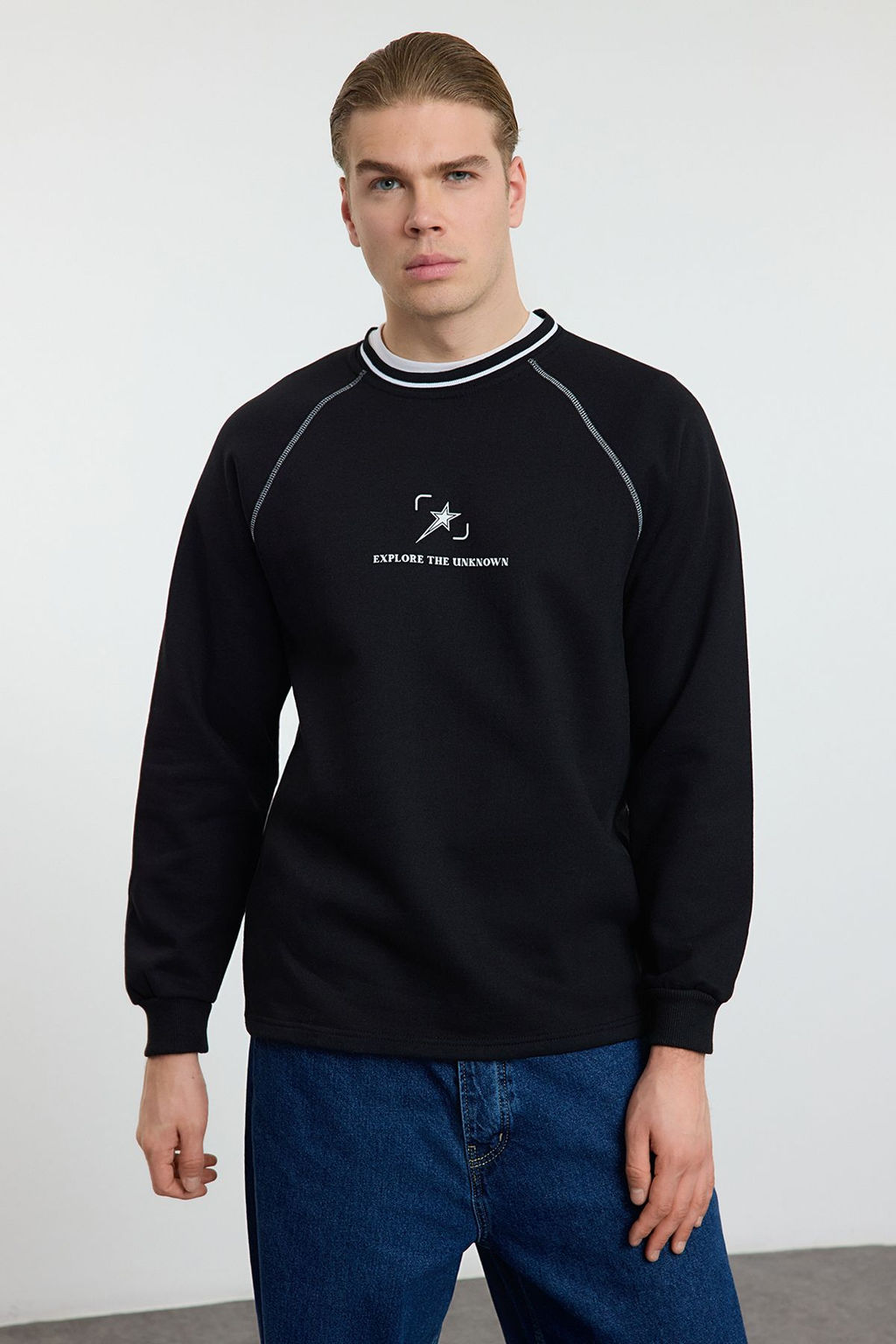 TRENDYOL MAN Bej Regular/Normal Kesim Dikis ve Yaka Triko Bant Detayl? Bask?l? Sweatshirt TMNAW25SW00166 - Trendyolmilla фото 2